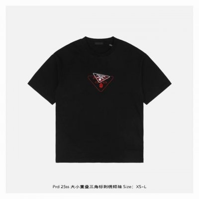prada 普拉达 25Ss 大小重叠三角标刺绣短袖 面料采用230克重精梳棉，定制32支1*1螺纹，成衣两遍水洗处理，面料舒适亲肤无异感，定制定染面料，纺织密