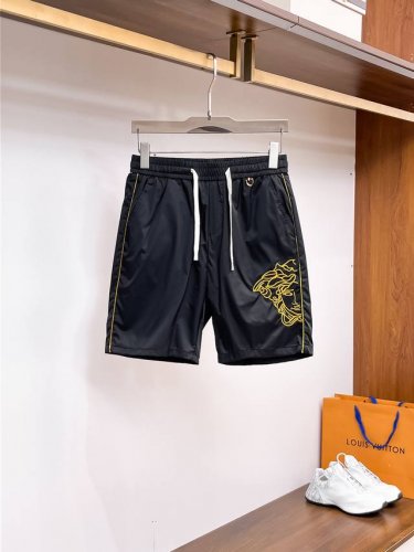 范思哲 三标齐全 2025夏季新款男士休闲短裤，高级定制面料透气面料 透气弹力舒适度极高，细节无可挑剔，顶级辅料配备，原版Logo设计理念，手感细腻柔软！上身版