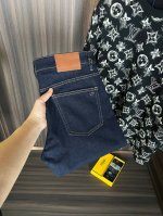 迪奥 新款来袭2680新春爆款新品 专柜有售 实体店极品牛仔裤专柜原版1:1好货，适合各个年龄段。市场最高版本的欧洲进口面料。舒适柔软亲肤，上身效果超级棒时尚百