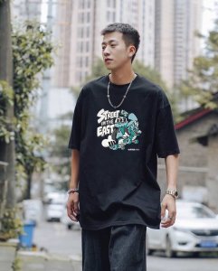 60 上新！Adidas/阿迪达斯官网同步新款上架！极简的设计转化为服装语言，就如这件基础短袖T恤，有着极其细腻的面料质感，平淡中无处不透入极简高级质感！ 简单