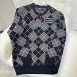 Louis Vuitton路易威登 24*1V菱形格纹羊绒毛衣针织衫 4秋冬新品 必入款～ 超爱的学院风菱格纹设计 每一个单品都是今年的爆款 采用羊毛混纺面料