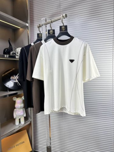 prad*普拉达 Ss25春夏新款短袖，顶级图案Logo，帅气时尚，简约百搭款。面料棉 不仅挺括，保持潮流的廓形，又穿着舒适，纱织更细腻 码数：M-Xxxl L