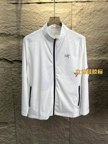 arcteryx 始祖鸟轻量化设计凉感防晒外套 户外轻量化凉感 专柜同款 采用功能性专业户外防晒型针织材料 88的锦纶和12的氨纶 有非常好的弹性 和防水透气功