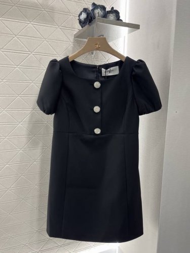 celin*2025新品上架 泡泡袖钻扣连衣裙 定制Yb进口精仿羊毛材质 质感高级 舒适有型 泡泡袖连衣裙版型 袖口遮肉可爱感十足 领口露肤恰当 美化头肩和手臂