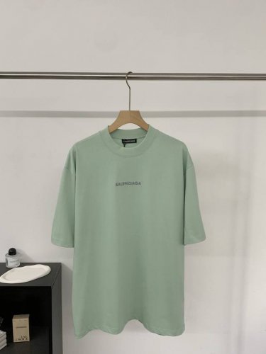 爆款Balenciaga巴黎世2025新品 高街腔调的大廓形剪裁 上身便是Oversize效果 牛油果绿色特别适合这个夏天 胸前灰色撞色Balenciaga字母