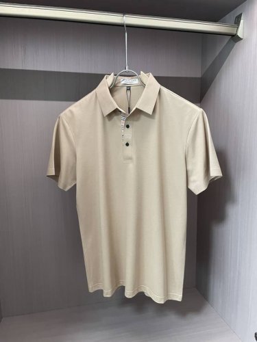 bur 2025春夏 经典的Polo领设计，搭配简洁的单排扣，线条利落流畅，巧妙修饰颈部线条，彰显优雅绅士格调。左胸处精致的品牌标识，采用无痕压胶工艺，细腻而平