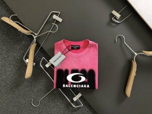Ba*微宽版型S-Xl 25早春最新红色渐变数码直喷潮流专柜版本微宽高克重重磅短袖 高端品质专柜原单圆领短袖 顶级制作工艺进口面料 专柜款独特设计 采用进口高端