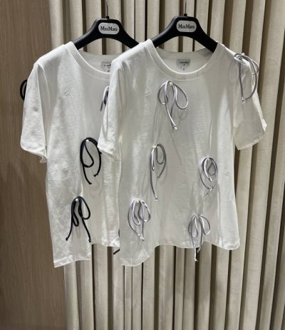 新品#Chan*25早春 圆领烫钻蝴蝶结装饰短袖T恤 采用克重纯棉制成 略带有弹力 呈现显瘦视觉效果 成衣定位勾勒烫钻双C徽标立体绳结蝴蝶结错位点缀 品牌自带的