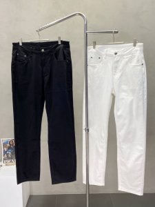 saint Laurent圣罗兰独家专供新款 休闲牛仔裤高端版本！专柜定制面料 透气舒适度高，细节无可挑剔，品牌元素设计理念，体现高品质。手感细腻柔软！呈现休闲