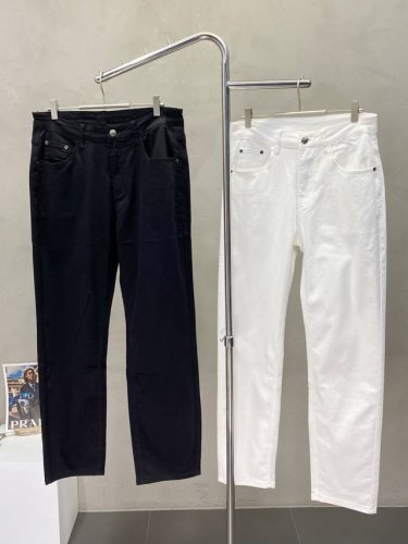 saint Laurent圣罗兰独家专供新款 休闲牛仔裤高端版本！专柜定制面料 透气舒适度高，细节无可挑剔，品牌元素设计理念，体现高品质。手感细腻柔软！呈现休闲