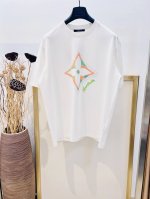 Size 50 52男女同款 197524 1V路易家25Fw早春系列四叶草彩绘直喷印花 刺绣品牌Logo纯棉短袖T恤 洗涤方式：建议干洗或包裹洗衣袋反面单独冷