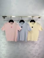 chane* 2025春夏最新系列！双C徽标针织短袖！定制羊毛针织纱线织造 柔软亲肤 舒适有型 针织圆领短袖剪裁 领口恰当露肤 美化头肩比例更显瘦 植绒双C点缀