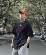 上新！新款李宁国潮风圆领短袖T恤！超级吸睛！ 不仅保留了传统的招牌风格，色调上的搭配效果自带层次，视觉上很有高街调性！重工艺高质感，棉质感强，男女同款！ 尺码：