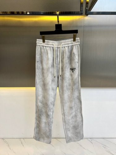 普拉达、25新品男士宽松直筒巴黎脏立体剪裁直筒裤水洗做旧脏脏泥染长裤卫裤。宽松版型 采用460克纯棉面料 做旧水洗愈发自然的味道 根本不需要去担心什么褪色之类的