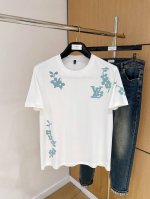 lv25Ss春夏 新品 定制蚕丝面料丝滑透气！时尚经典圆领短袖时尚单品设计，更加时尚舒适，高标准定制，上身非常有型，胸前品牌经典Logo 图案 客供辅料，客供进