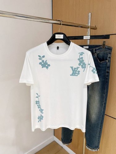 lv25Ss春夏 新品 定制蚕丝面料丝滑透气！时尚经典圆领短袖时尚单品设计，更加时尚舒适，高标准定制，上身非常有型，胸前品牌经典Logo 图案 客供辅料，客供进