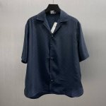 cd 海军蓝色桑蚕丝和棉质混纺短衬衫 Size S-Xl 这款短袖衬衫突显经典的 Oblique 印花。采用海军蓝色桑蚕丝和棉质混纺面料精心制作，搭配戗驳领