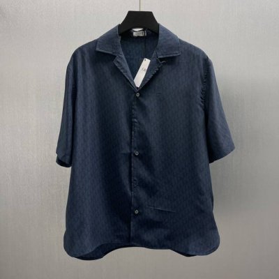 cd 海军蓝色桑蚕丝和棉质混纺短衬衫 Size S-Xl 这款短袖衬衫突显经典的 Oblique 印花。采用海军蓝色桑蚕丝和棉质混纺面料精心制作，搭配戗驳领
