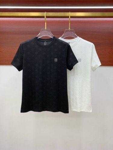 杜嘉班纳25Ss春夏 新品 定制蚕丝面料丝滑透气！时尚经典圆领短袖时尚单品设计，更加时尚舒适，高标准定制，上身非常有型，胸前品牌经典Logo 图案 客供辅料，客