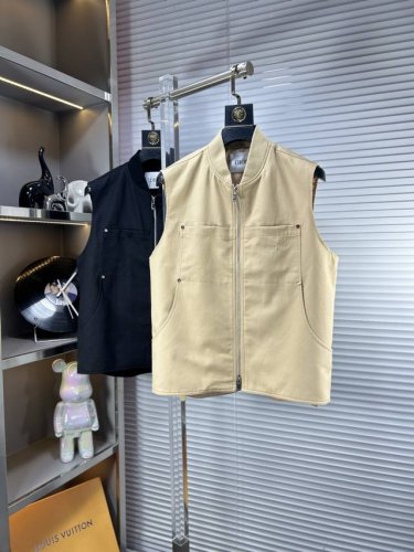 Dio*迪奥 Ss25春夏新款背心外套。采用客供高密度精材质面料，软糯亲肤，抗皱立挺有型，品牌字母Logo，满满的时尚感；适合多种穿搭风格；一款不挑年纪的外套。