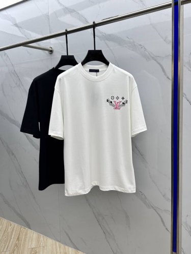 lv*路易威登 2025Fw春夏新品圆领微阔打底外穿T恤，立体Logo提花满印，手感面糯有骨感，柔而有韧性。工艺处理，韧性和抗皱性能得到大幅度提高。胸前Logo