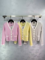 chane*25春夏新款针织V领开衫 撞色包边设计 两口袋装饰 Yb开模双Clogo纽扣点缀 高级时髦精致小香风 尺码Sml。