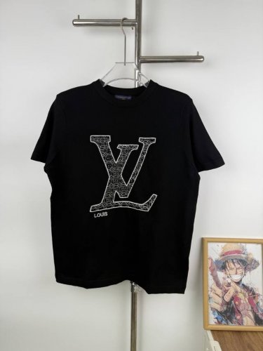 款号G661 新款Louis Vuitton 路易威登平绣针织领口Logo字母短袖男女款 夏季随便搭配什么都可 Lv款必入 穿起来很酷感的短袖 衣柜里无法拒绝的