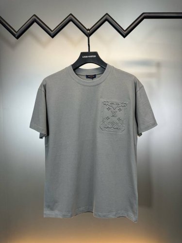 顶级代购版本 Louis Vuitton路易威登假口袋凹凸压花工艺圆领T恤 1:1高版本 百分百纯棉面料洗水处理 不变形不缩水 左胸假口袋设计 凹凸压花工艺 立