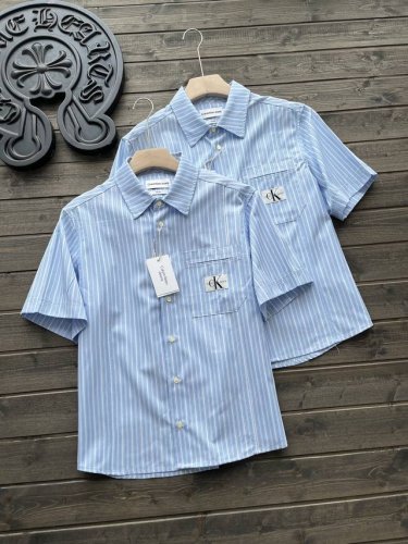 ck Jeans24春夏新款男复古通勤布标贴袋条纹宽松短袖衬衫J325769 清爽格纹工艺！上身十足帅气！胸前经典的Logo标志刺绣！非常立体饱满！百搭而又不凡