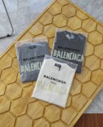 细节图 Balenciaga巴黎世家Ss25 Bb Monogram系列填上破坏胶带字母印花圆领套头短袖T恤 尺码偏大建议拍小一码 厚版印花字母工艺定制定染原版