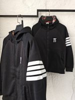 210 Burberry巴宝莉Tb字母刺绣连帽休闲外套 黑色麻花肌理重塑机能美学 创新麻花辫状绞纹面料让黑色不再单调 指尖划过如触碰雕塑肌理 当工业美学渗入日常