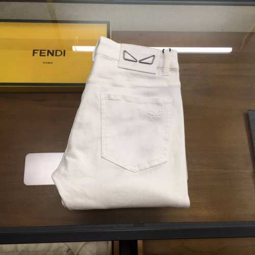 新品 Fend.. 男士时尚牛仔长裤！贸易公司渠道稀出，领先官网发售！最新裤装单品奉献，所有品质控男粉必须入手的极品，这样一条段位的牛仔裤，担得起世所罕见！ 此