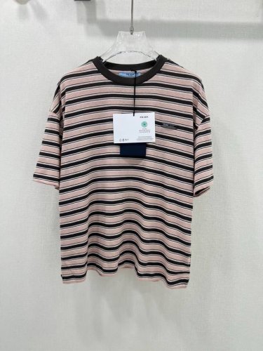prad*25新款短袖T恤 甜系少女！夏日限定新品！知识分子时髦风粉咖条纹撞色短袖T恤。休闲减龄又时髦！字母标签Logo低调奢华，经典正肩版型百搭不挑人上身美的