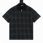burberry巴宝莉Bbr 蓝格纹弹力混纺短袖polo衫 选用三重黄金比例棉质混纺面料制成 棉纤维具有天然亲肤 柔软 吸水性强等特点 其结构特性保留了面料的透