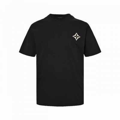 louis Vuitton 路易威登 24Ss 老花四叶草刺绣短袖 胸前高密立体刺绣Logo 原版1:1针织纯棉280克重面料 同色定制色织色染高密度螺纹 采用