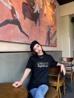 上新！赋予经典的Supreme不一样的高街时髦，日常穿着简单好搭，无性别分界！ 高密针织圆领设计，平整简约！亲肤透爽！T恤面料的柔软性舒适性无可挑剔！男女均可驾