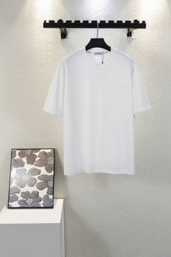 顶级版本 款号K462 Loewe、罗意威 春夏新品浮雕字母短袖 罗家单品颜值当然是毋庸置疑的出色，搭配情侣款出街绝对吸引眼球！时髦 轻松有格调 氛围感一下子拉
