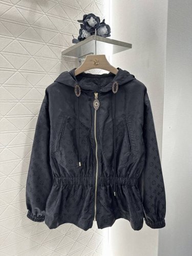louis Vuitto*2025新品上架 连帽抽绳收腰防晒外套 定制Yb进口防晒指数材质 质感高级 立体有型 连帽抽绳拉链外套 标志性徽标链扣彰显品牌格调 胸