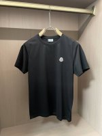 Moncler2025万年经典重塑羊毛徽标刺绣短袖T恤；定制100支双股丝光长绒棉面料，舒适柔软透气！作为一款万年经典的大爆款，左胸前羊毛徽标鸭仔唛刺绣工艺，一