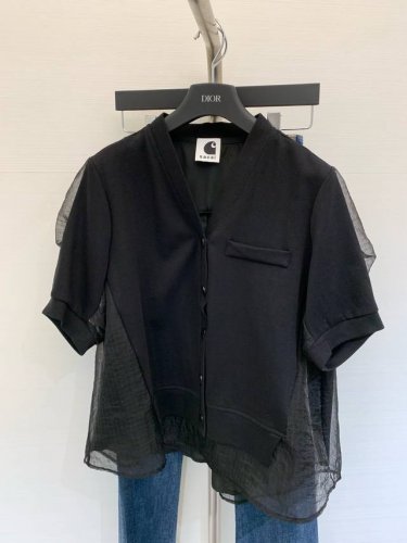 sacai 2025 Ss 夏季新款 欧根纱拼接V领短袖开衫 后背网格印花设计拼接 时尚百搭单品 颜色：黑色 灰色 码数：Sml