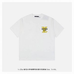 LV 25Ss 老花大字母草写标语印花短袖 面料采用230克重精梳棉 定制32支1*1螺纹 成衣两遍水洗处理 面料舒适亲肤无异感 定制定染面料 纺织密度高 垂感