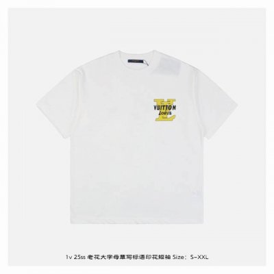 LV 25Ss 老花大字母草写标语印花短袖 面料采用230克重精梳棉 定制32支1*1螺纹 成衣两遍水洗处理 面料舒适亲肤无异感 定制定染面料 纺织密度高 垂感