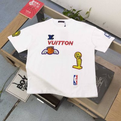上新 款号：L25715 顶级版本 2025新款Louis Vuitton路易威登Lv联名Nba刺绣奥布莱恩杯图案Logo字母绣花休闲情侣短袖T恤，简约时尚潮流
