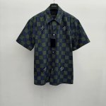 1V 25新款春夏系列Damier 格纹短袖衬衫 Size S M L Xl P280 以摩登视角诠释经典格纹、翻转即现全幅 Monogram 图案、工致镂刻品