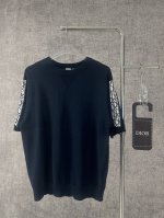 dior迪奥2025新款字母织带提花针织衫圆领短袖T恤男女同款 迪奥这款海军蓝针织半袖，采用优质羊毛混纺面料，袖部饰有经典Oblique图案，简约中透露奢华感。