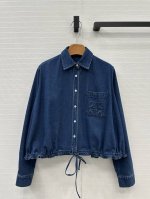 爆单推荐原单品质，Loew* Paulas系列新品牛仔气球衬衫外套，简约设计感看似平平无奇的一件小衬衫，胸部饰有草编徽标刺绣，后背开叉的小心思设计低调又性感，宽