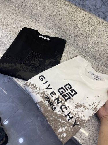 gvc纪梵希25 Sst新品春夏首发专柜 品相完美 最新款短袖圆领T恤高端订制 设计前卫时尚！品牌Logo重工艺设计高端定制长绒欧棉180克面料手感柔软.穿着舒