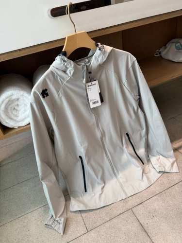 供 迪桑特 Athletic系列男士连帽外套 春夏换季必备B1171宝藏单品 一衣穿三季好咩 防晒衣防晒外套于一体 性价比直接拉满了 版型挺括有型 入股不亏 颜