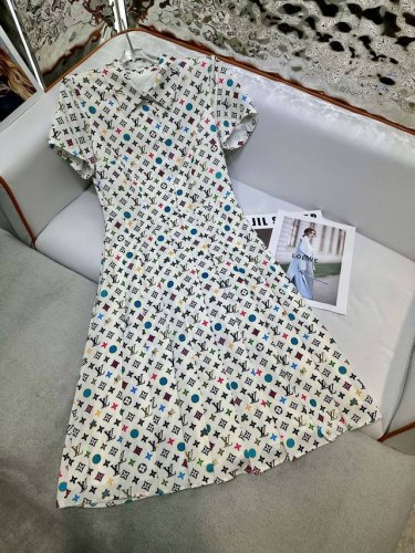 louis Vuitto* 25Ss新款翻领压折连衣裙 印花面料 收腰版型 做工精细 高品质 单色三码 Sml
