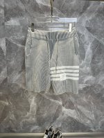 tb汤姆布朗 Thom Browne2025Ss新款针织短裤。 定制面料采用威化布织法，提花针织工艺，版型紧致立体，直条纹拼接，定制裤绳五金质感强，顺滑，上身舒